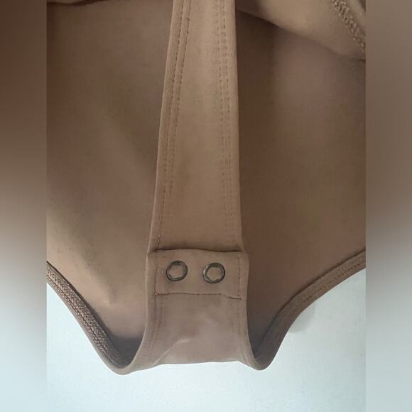 EXPRESS Bodysuit V Neck Sleeveless Tan/ Light Brown. Size Large - Picture 6 of 10